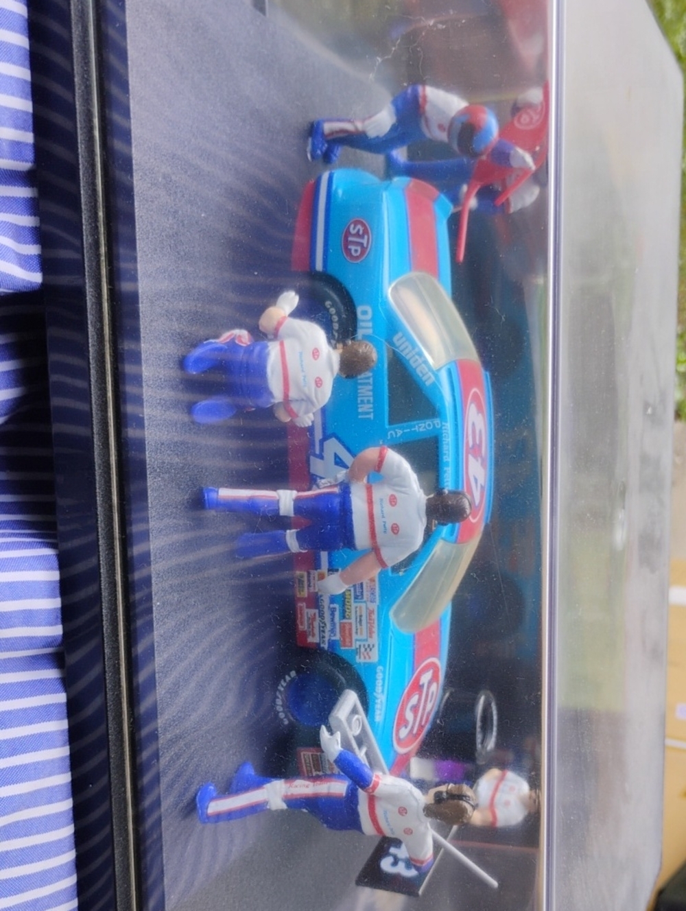 (X-77) Nascar Richard Petty#43 Diecast Race Car Pit Stop & Display